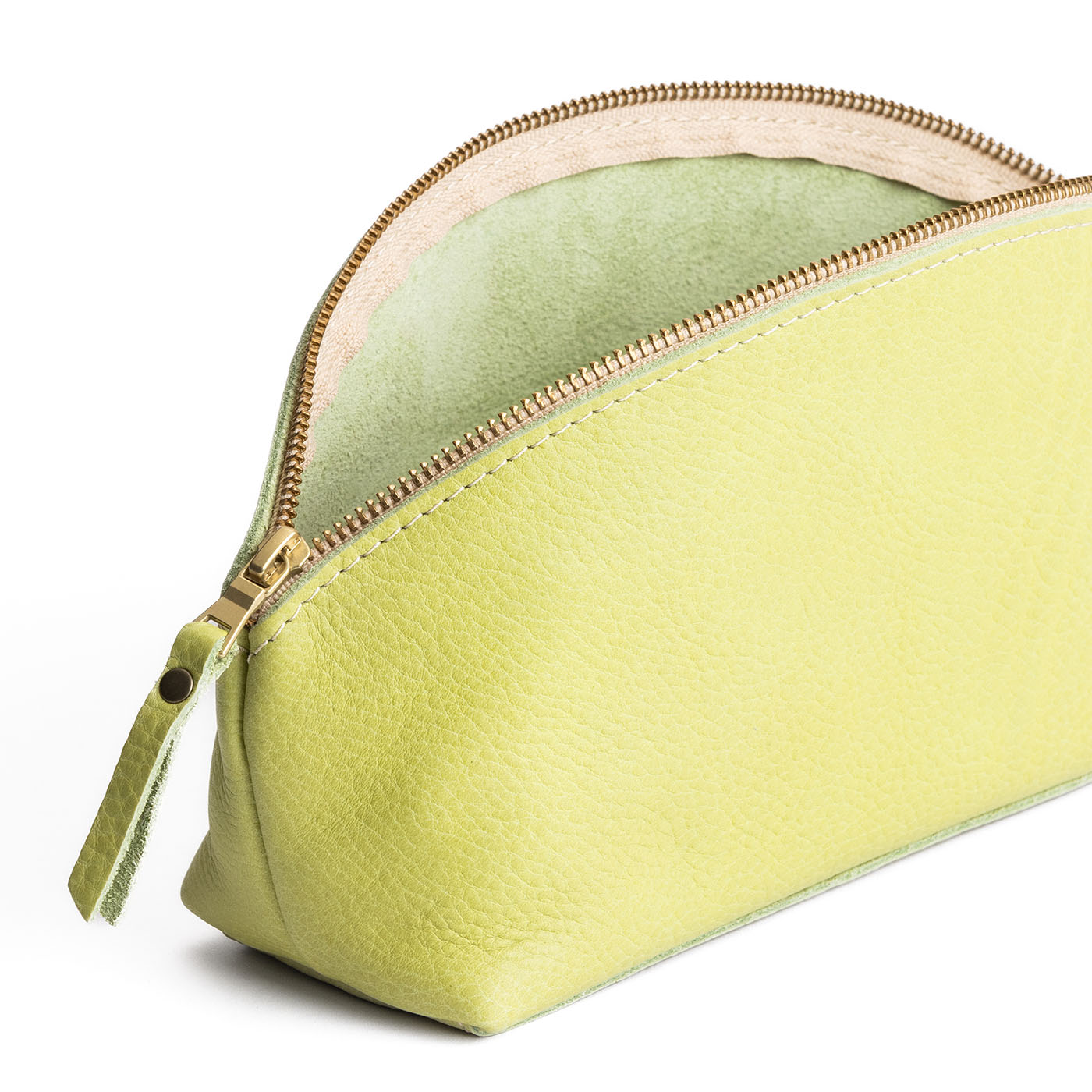 Sugar Snap | Spacious leather makeup bag with curved seams and top zipper