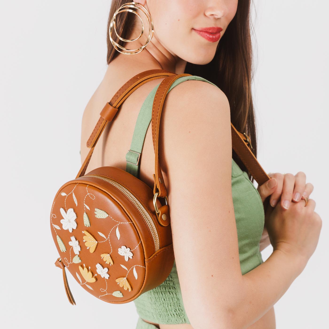 Folklore Honey*Small | Circle shaped crossbody bag with embroidered flower design