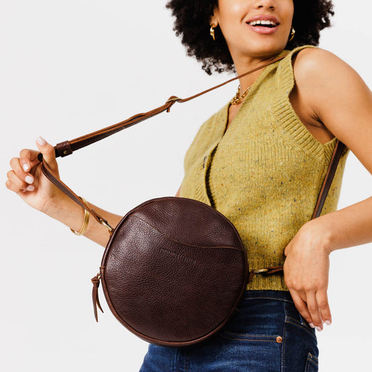 Coldbrew*Large | Circle shaped crossbody bag with top zipper