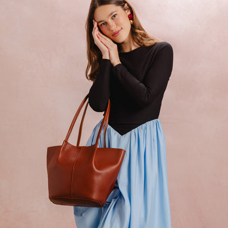 Chestnut*Large | Wide bucket shaped tote bag with matching leather handles