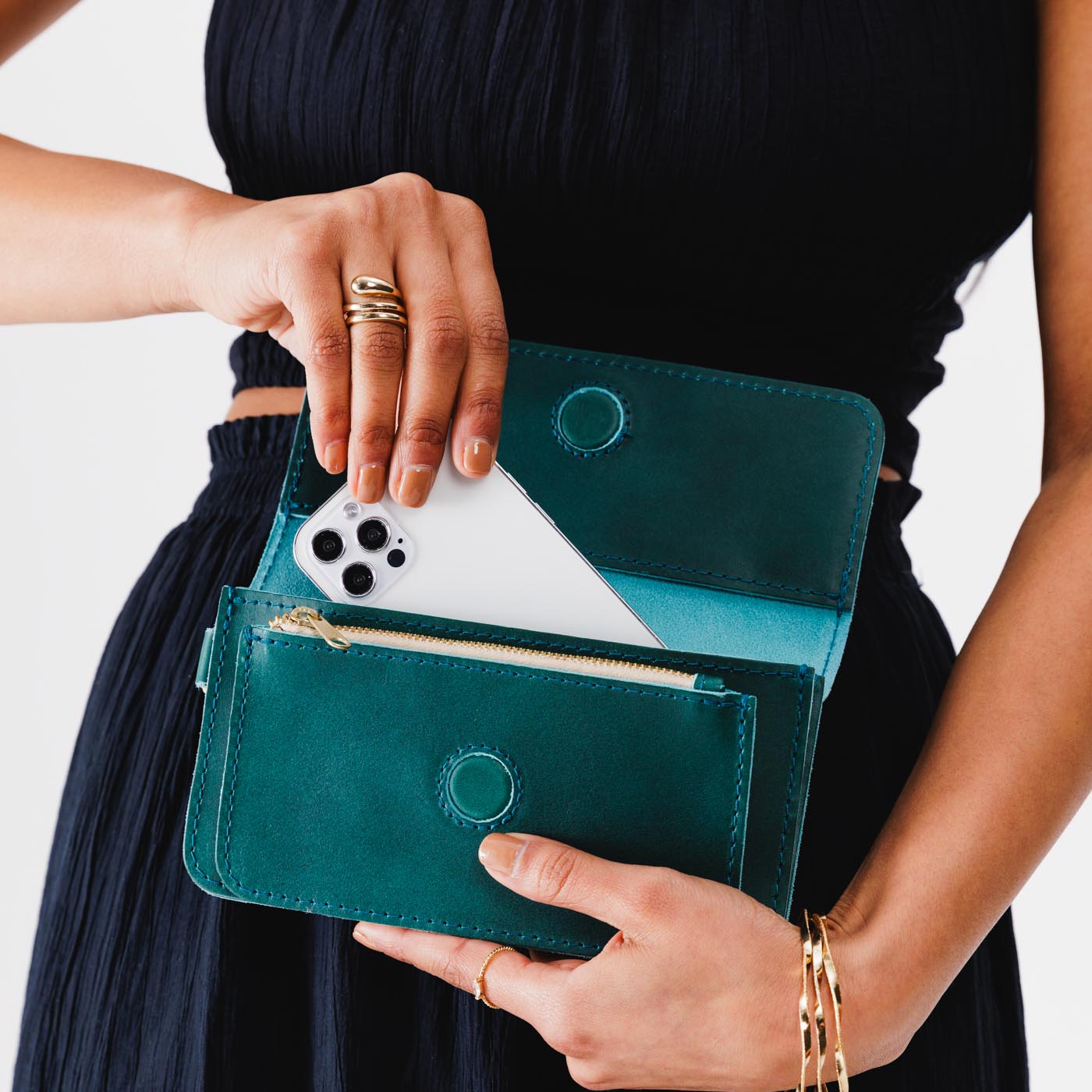 Caribbean | Leather wallet clutch with wristlet and magnetic closure