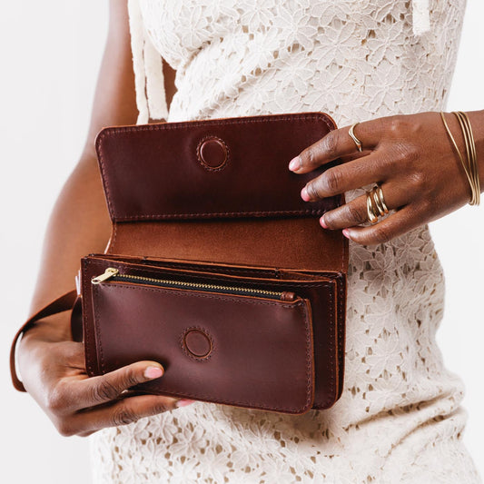 Cognac | Leather wallet clutch with wristlet and magnetic closure