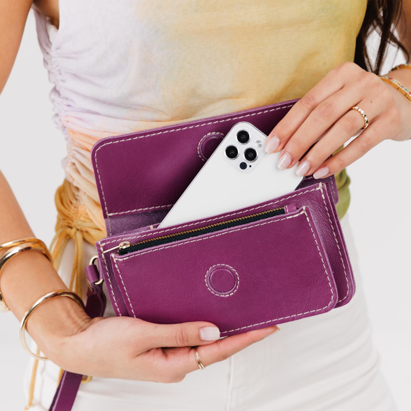 Sweet Pea | Leather wallet clutch with wristlet and magnetic closure