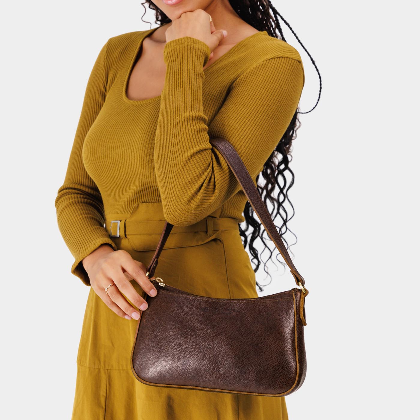 Coldbrew | Petite bean shaped shoulder bag with a zipper closure