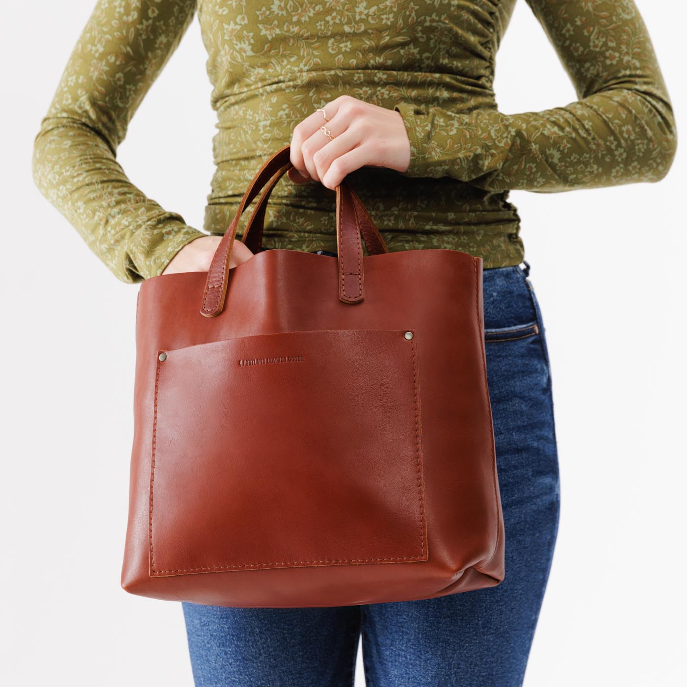 Chestnut*Classic | Midsize crossbody tote with handles and a pocket