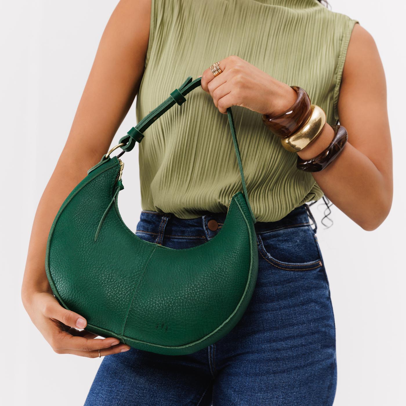 Bacalar*Classic | Crescent shaped shoulder bag with zipper closure and adjustable strap