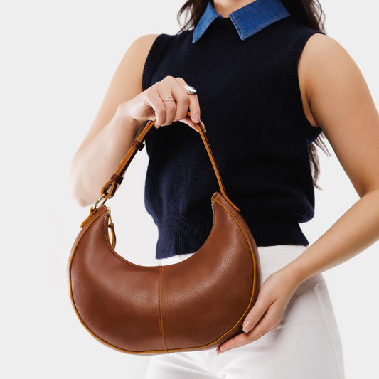 Nuez*Classic | Crescent shaped shoulder bag with zipper closure and adjustable strap