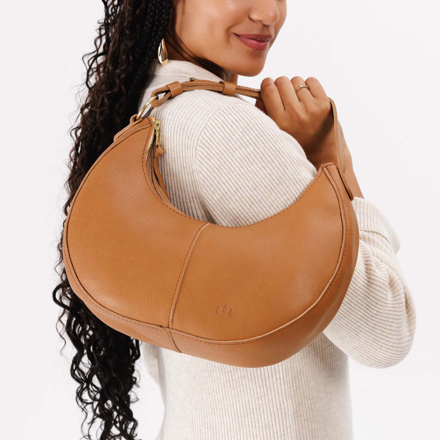 Shortbread*Classic | Crescent shaped shoulder bag with zipper closure and adjustable strap