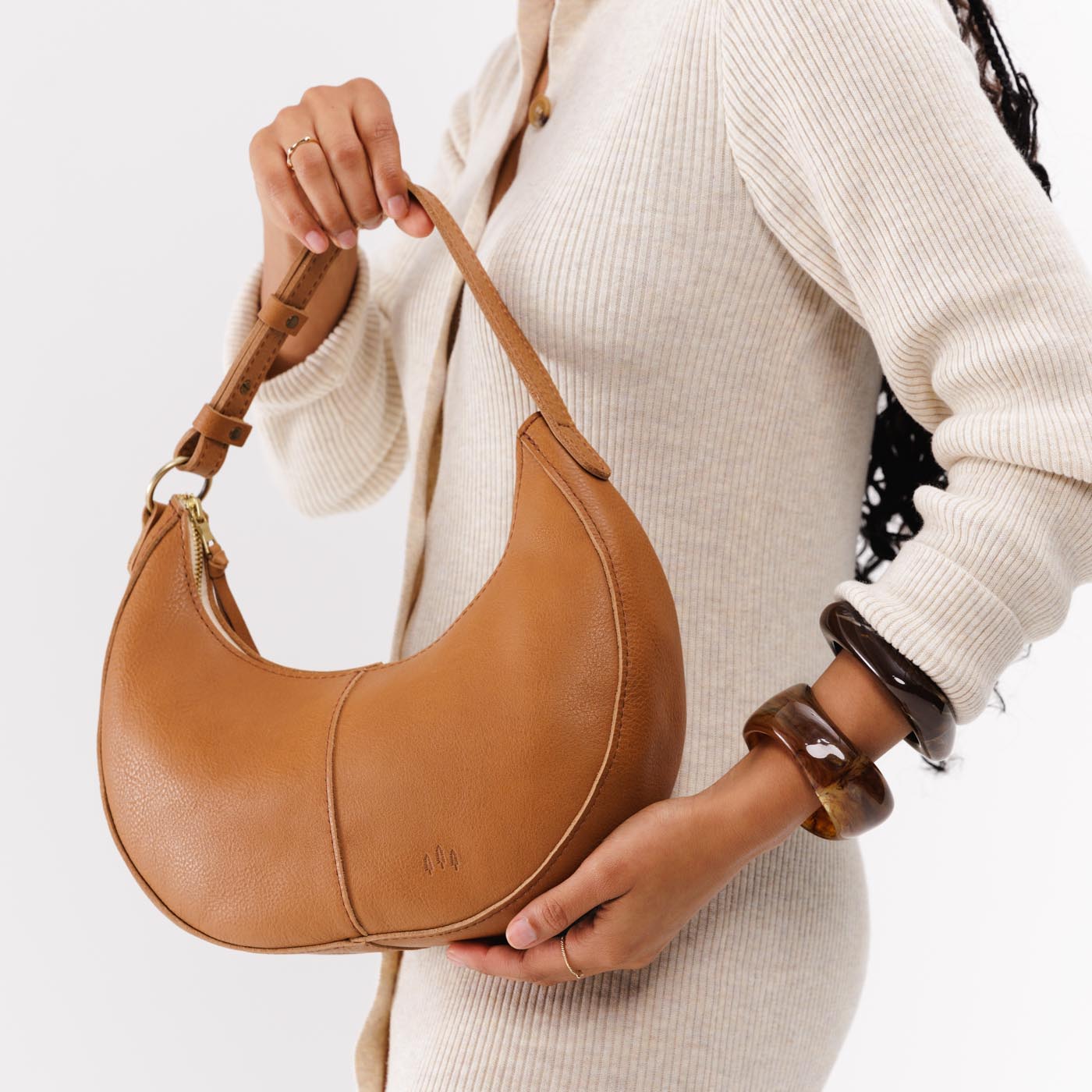 Shortbread*Classic | Crescent shaped shoulder bag with zipper closure and adjustable strap