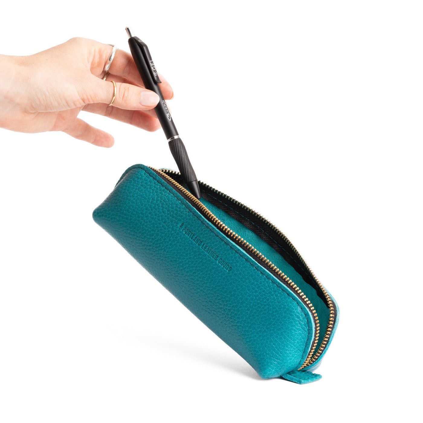 Baja | Leather pouch with curved seams and top zipper