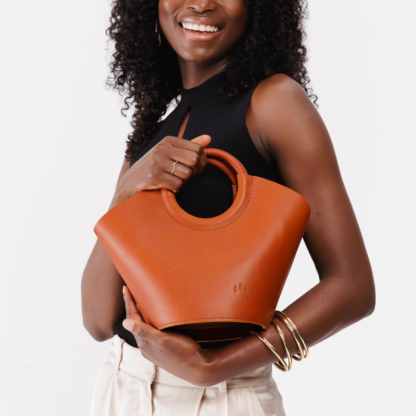 Tuscany*Small | Model holding structured leather hand bag with circular handles