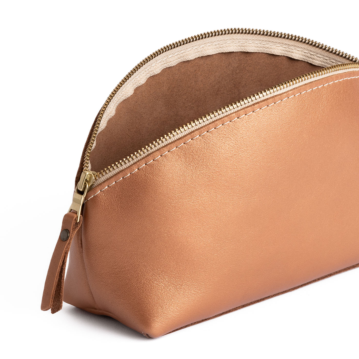 Hava | Spacious leather makeup bag with curved seams and top zipper