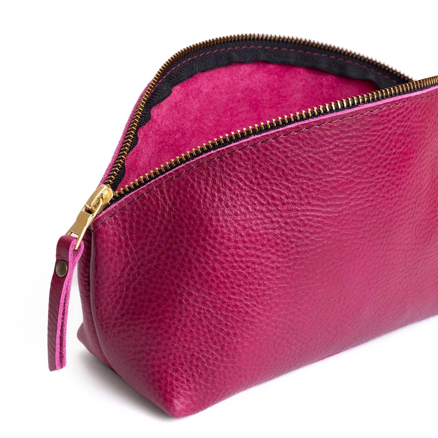 Cosmo | Spacious leather makeup bag with curved seams and top zipper