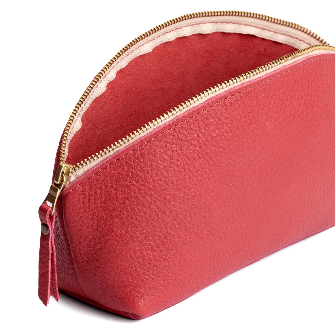 Sugar | Spacious leather makeup bag with curved seams and top zipper